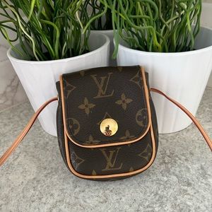 Louie Vuitton Pochette Cancun monogram